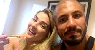 Veja os Famosos que mais sofrem com a pressão dos fãs Já durante o BBB 15, da Globo, Fernando Medeiros acabou se envolvendo com duas gatas: Aline e Amanda. Nas redes sociais existiam duas torcidas: #Amando e #Ferline. Lembram? Fato é que quando o reality terminou, Fernando correu para os braços de Aline e eles estão juntos até hoje. Em entrevistas, Fernando diz que "passado é passado" e que nem liga mais para as críticas que recebeu a respeito de não ter ficado com Amanda