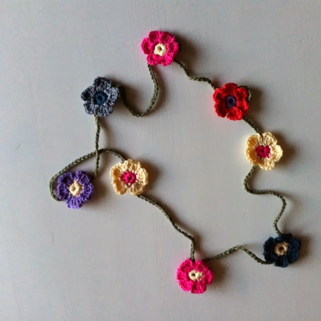 sweetpea family yarn along crochet garland..................