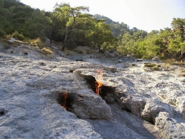 Las rocas en llamas de Chimaera Turquía