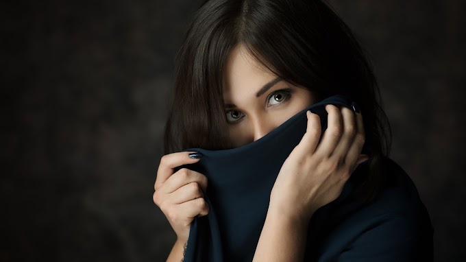Face Hiding Brunette Model Wallpaper
