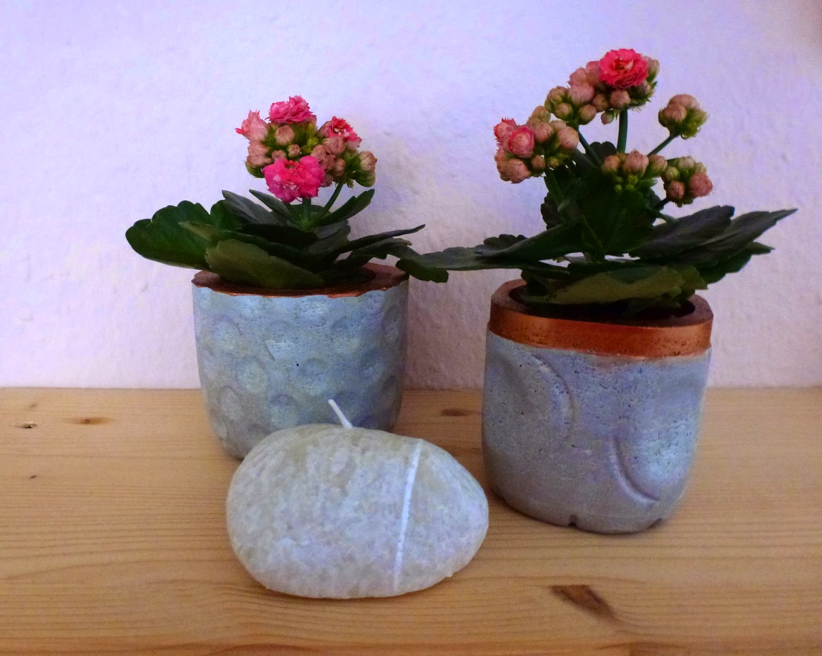 Blumentöpfe aus Rayher Hobby Kreativ-Beton mit Kupfer-Deko