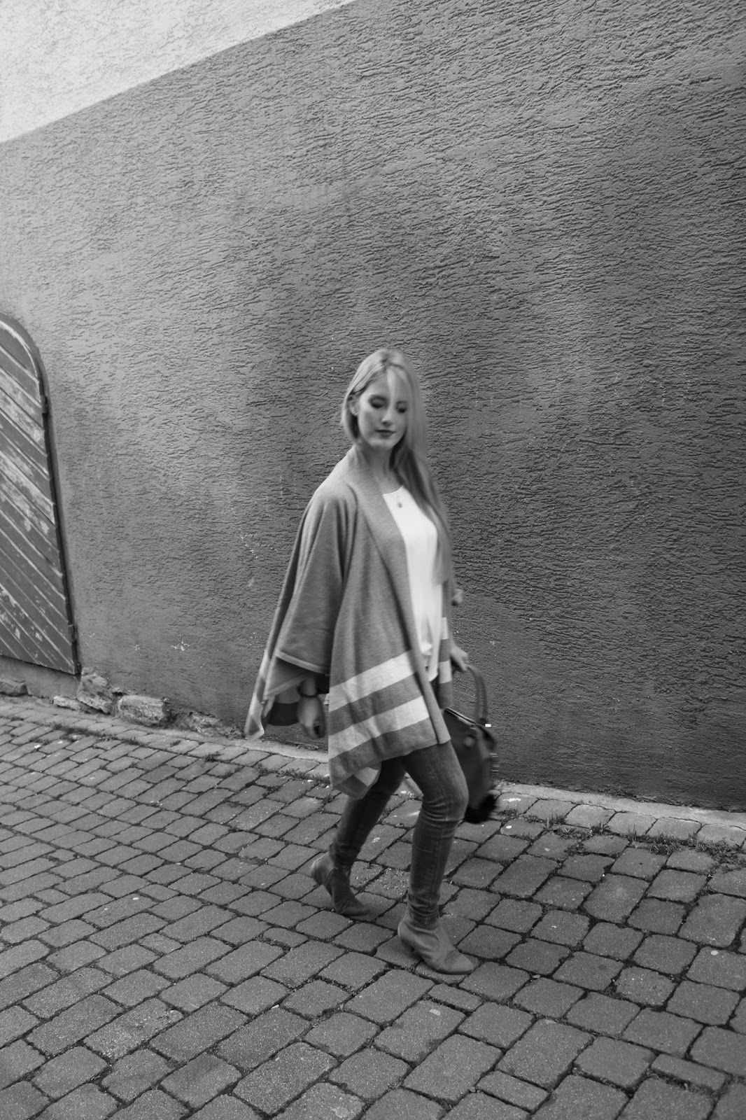 Fashion Look Outfit of the Day Cape grau weiß TheBlondeLion Pom Pom Tasche Fashion Look Outfit of the Day Cape grau weiß TheBlondeLion Pom Pom Tasche