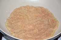 Грибы в сливочном соусе с картофельным деруном: Картофельную массу выложить на сковороду