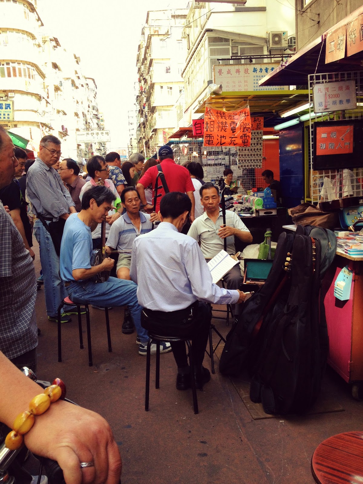 sham shui po - erhu yiwelim, yi wei lim, yiwei lim, hong kong, sham shui po, apliu street, erhu, chinese, chinese musicians, street sights, kowloon