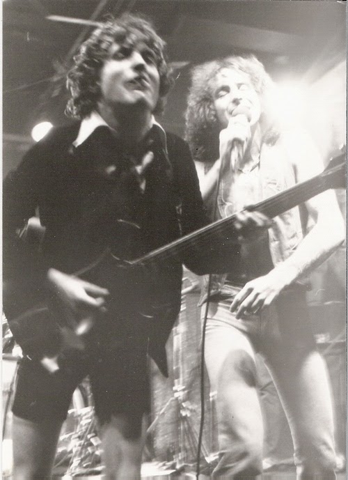 FOTOS GUAPAS Y ROCKERAS - Página 30 AC_DC+on+stage+at+CBGB%E2%80%99s,+1977
