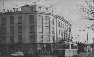 Трамвай на перекрестке улиц Чехова и Севастопольской в Симферополе