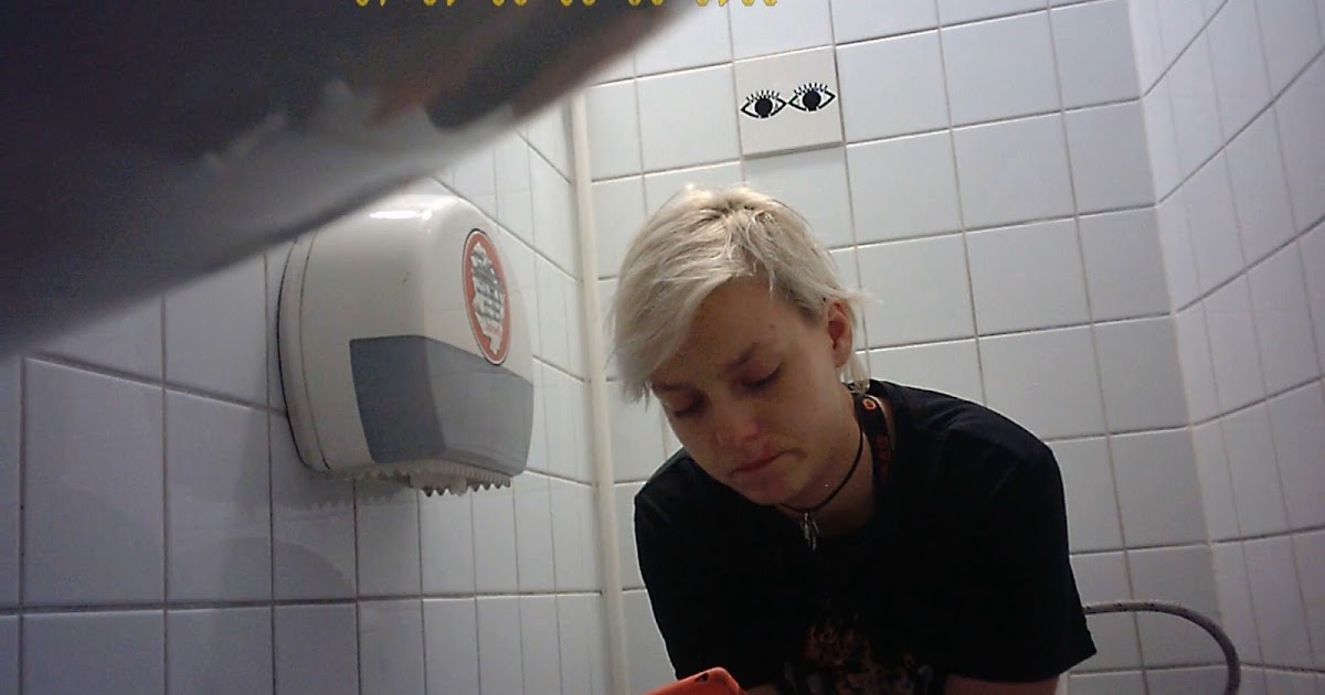Пухлые киски женщин писающих в туалете перед скрытой камерой