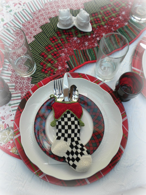 Christmas Tablescape featured at KnickofTime.net