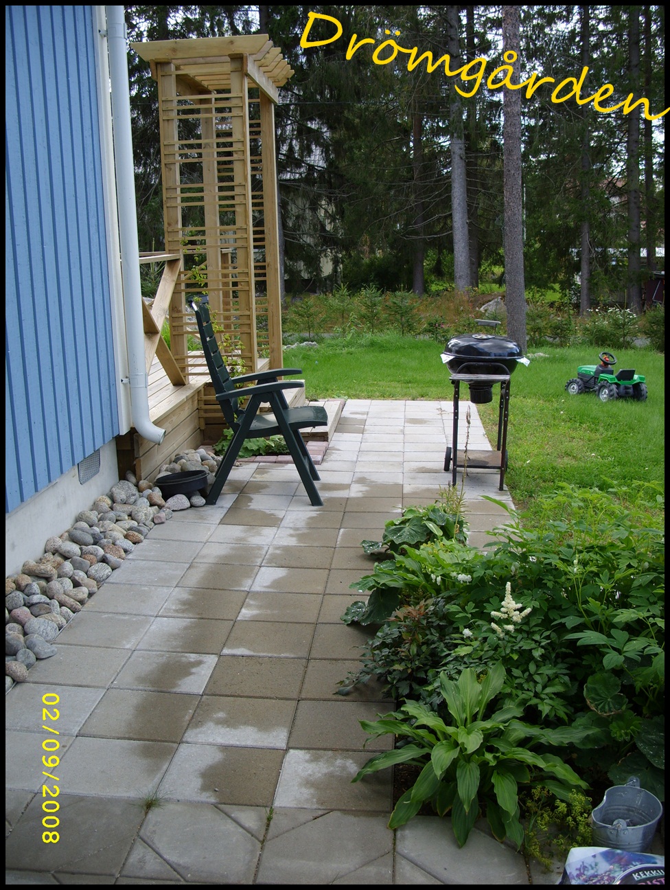 Drömgården: förr och nu: "betongplattorna bakom huset"