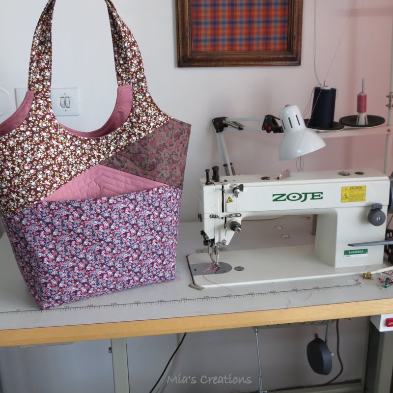 Mia's Creations: Stand Up  Tote Notice Bag Pattern Giveaway.