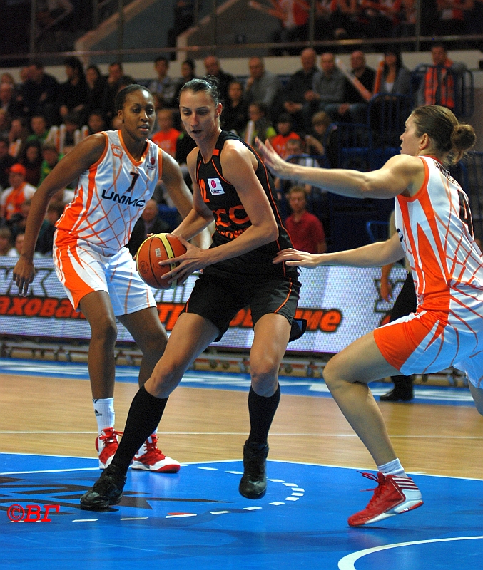 Агнешка Маевска атакует кольцо