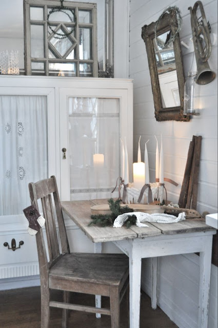 Inspiration i vitt: julpyntat vardagsrum....
