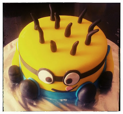 Cake with the theme of the Minion, decorated with fondant and folder stuffed with chocolate ganache and strawberry.