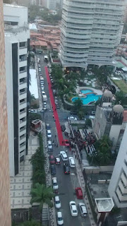 Casamento de luxo em Fortaleza fecha rua com tapete vermelho da igreja até a recepção