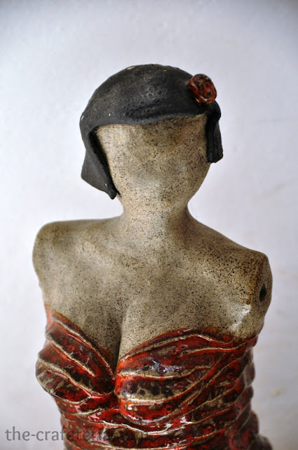 אישה באדום פסל קרמיקה