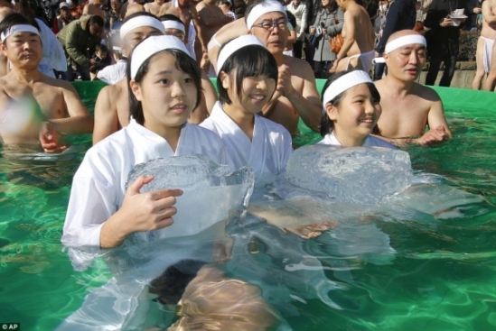Nghi lễ ôm băng này được tổ chức ở khắp nơi ở Nhật Bản