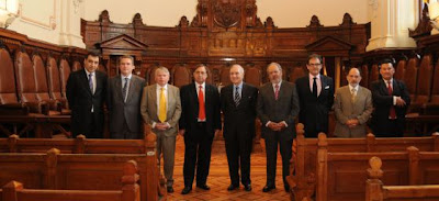 Carlos Dívar, en el centro, con Nivaldo Segura, presidente en funciones de la Corte Suprema de Chile (a su izquierda), y otras autoridades, durante un viaje a ese país, Uruguay y Argentina, en noviembre de 2010