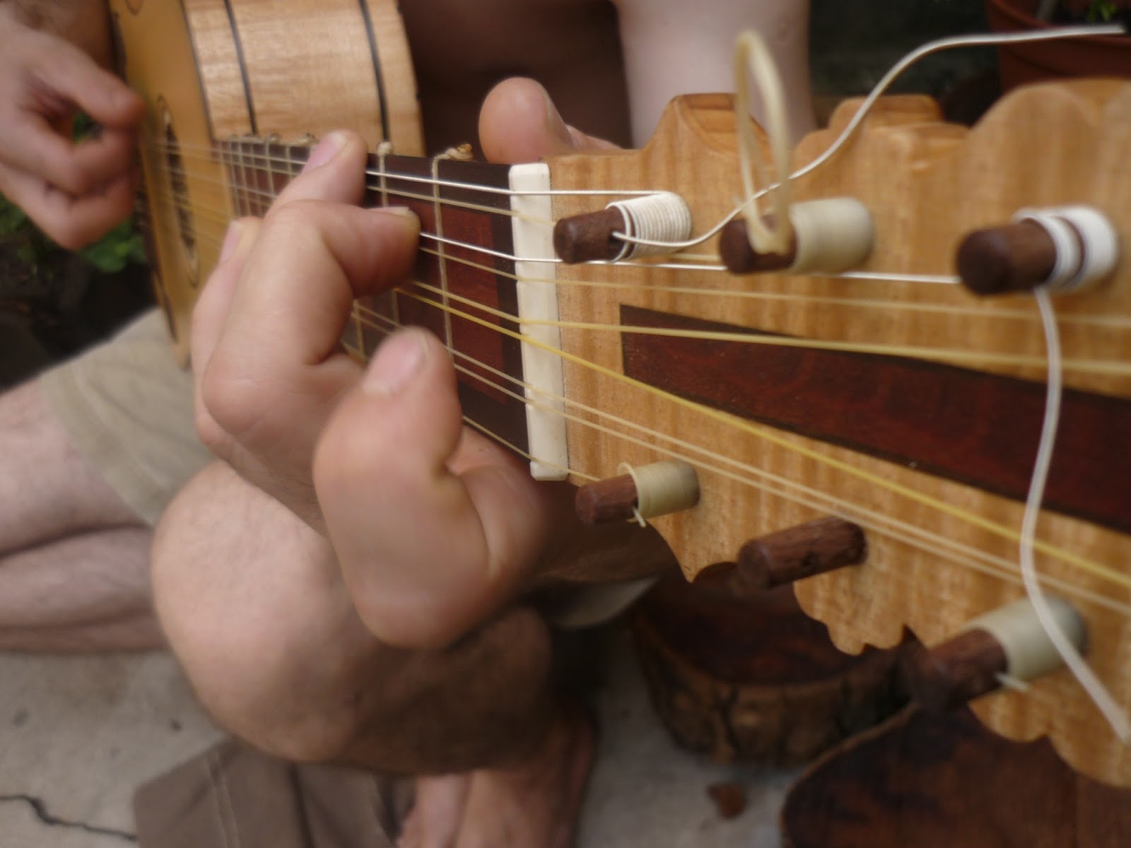 Instrumentos antiguos Zanfona o Hurdy Gurdy Guitarra Barroca