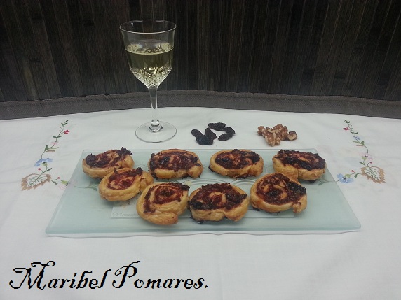Palmeritas De Hojaldre Con Pimiento Caramelizado, Nueces Y Pasas.