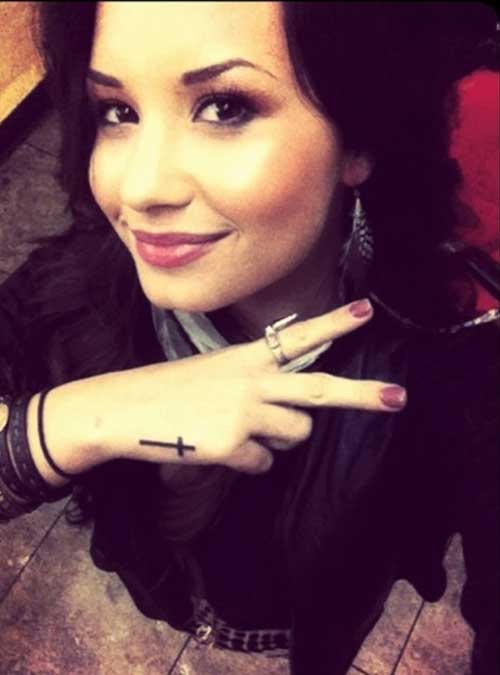 Vean estas fotos de Demi Lovato donde nos muestra un nuevo tatuaje en el