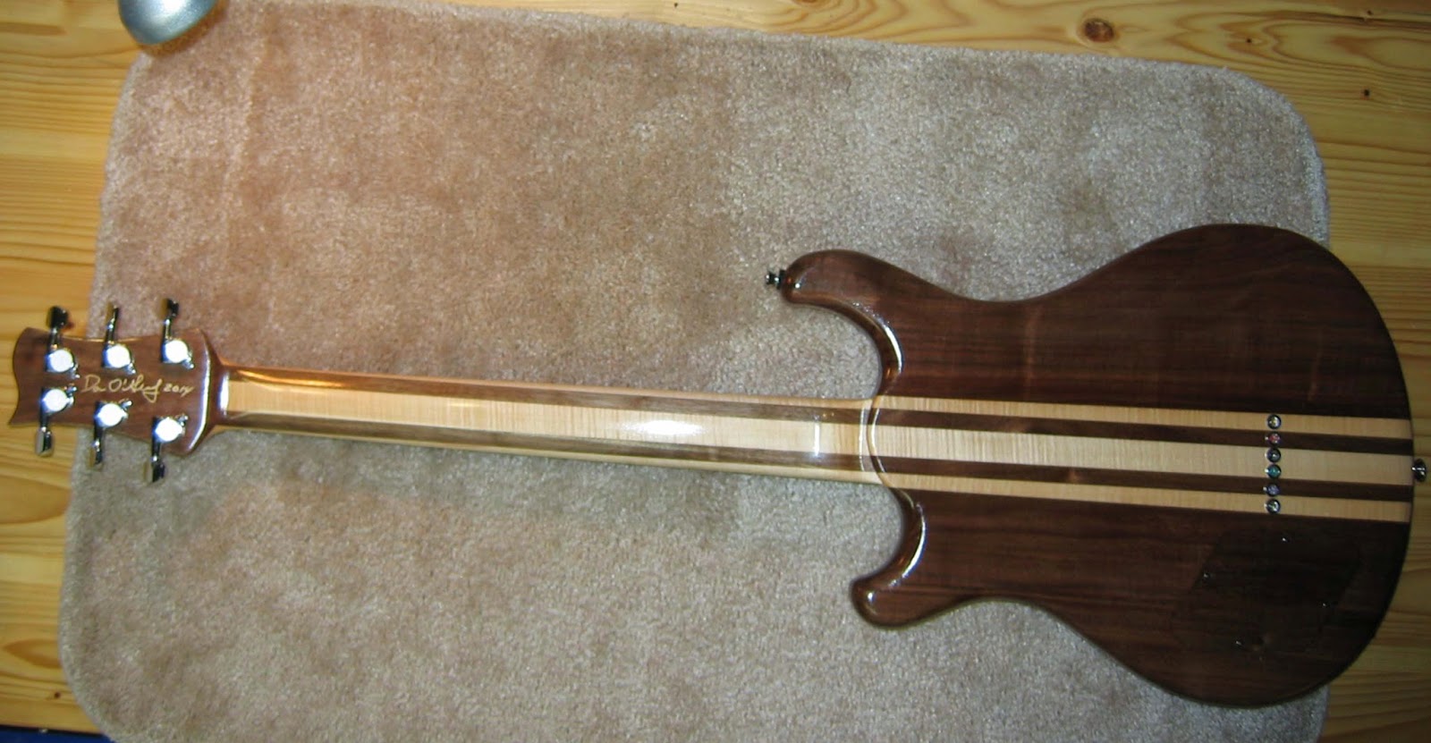 DIY Guitar Therapy Scratch Guitar Build "Walnut II"