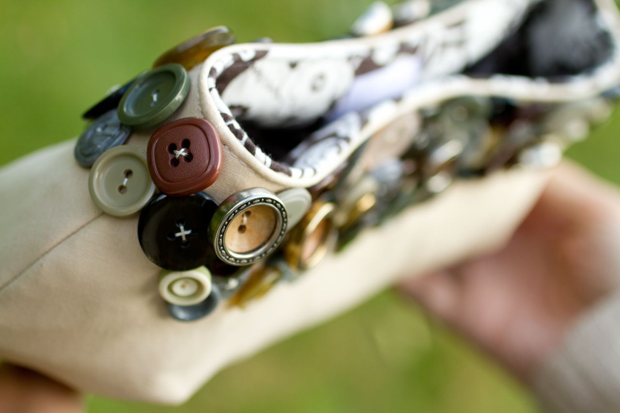 Saídos da Concha Button Clutch