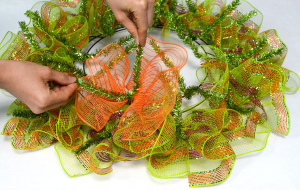 Deco Mesh DIY: Make a Ruffled Flip Flop Wreath for Summer