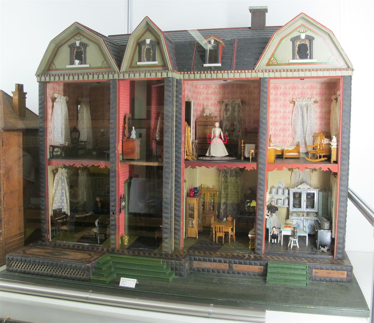 Susan's Mini Homes F.A.O. Schwartz Mystery Dolls' House tour Antique