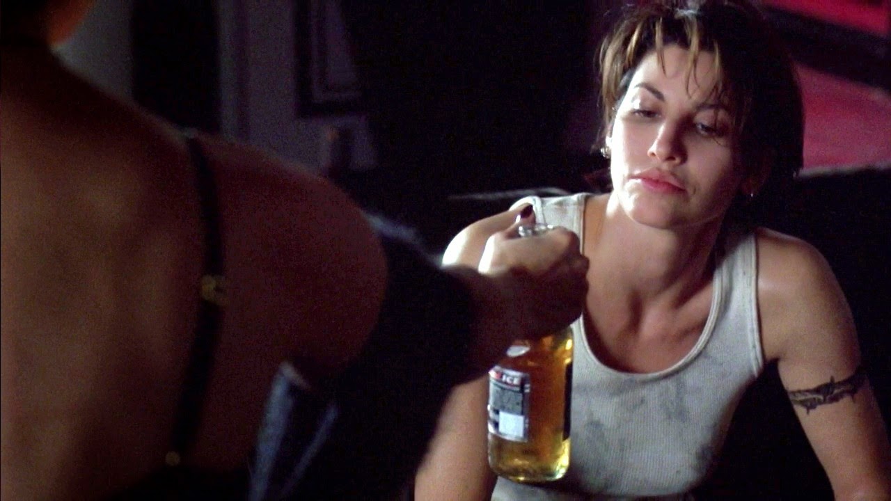 Русская худышка Джина Гершон трахается с ворами в масках