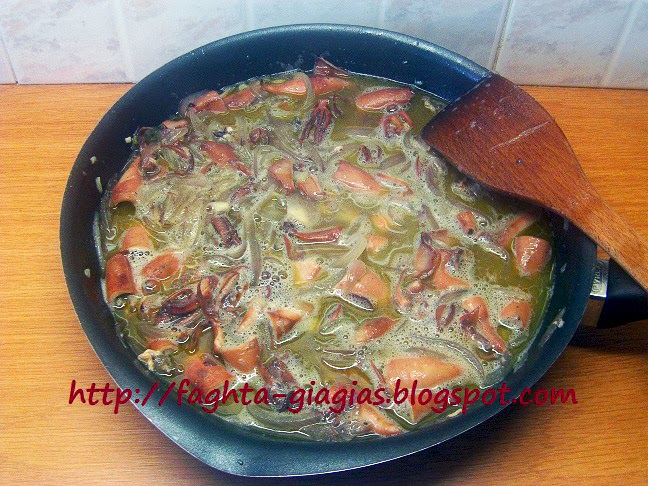 Τα φαγητά της γιαγιάς - Καλαμαράκια κονσέρβας τηγανιτά με κρεμμύδια Τα φαγητά της γιαγιάς - Καλαμαράκια κονσέρβας τηγανιτά με κρεμμύδια