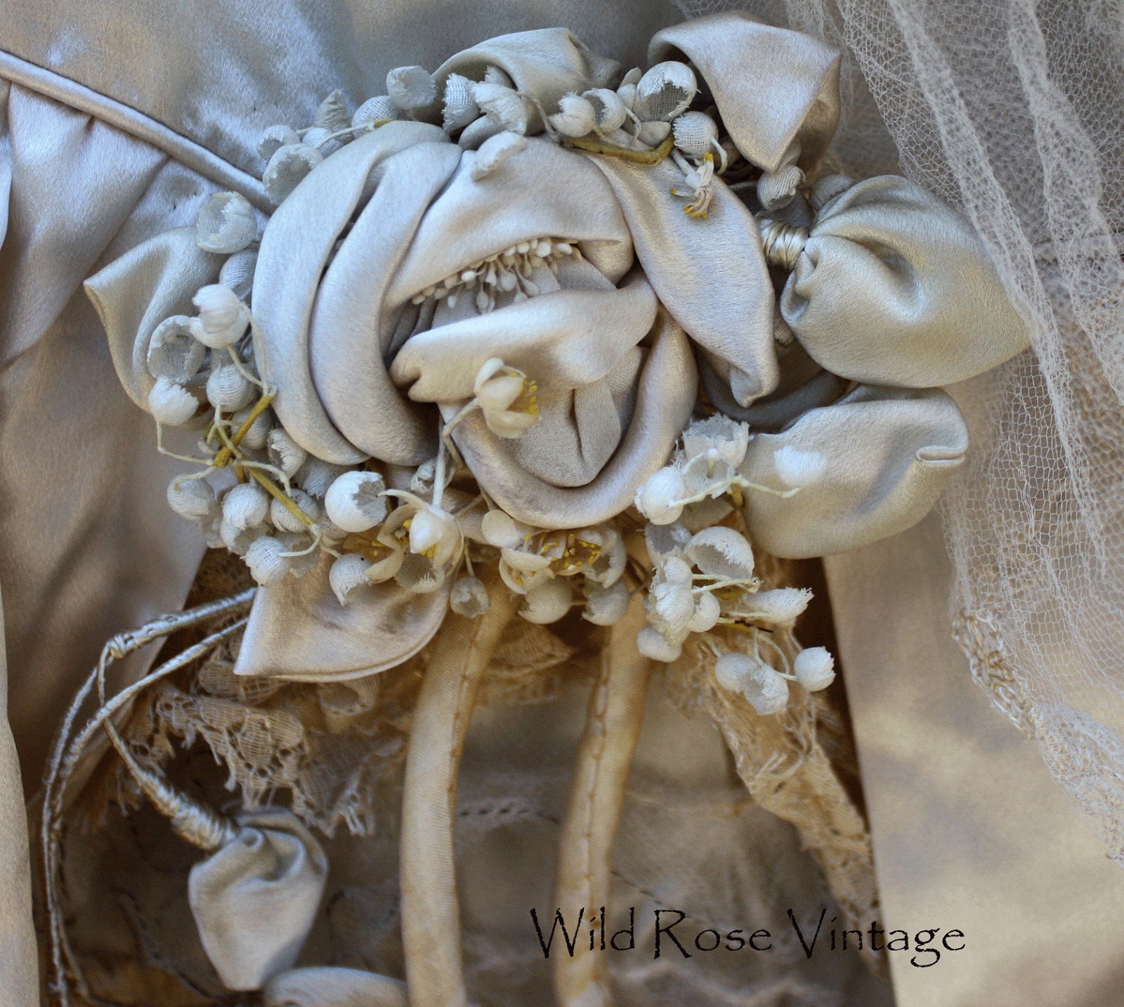 10 Beautiful Wedding Dress Hangers - Chic Vintage Brides : Chic