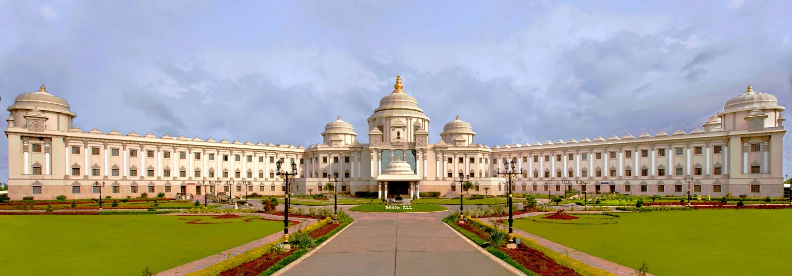 Sathya Sai with Students Sri Sathya Sai Baba His Life is His Message