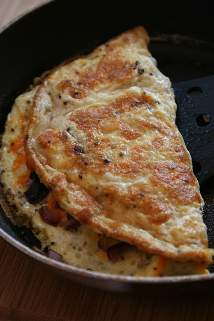 Omlet z karmelizowaną cebulką i serem Red Leicester (wg Sophie Dahl)