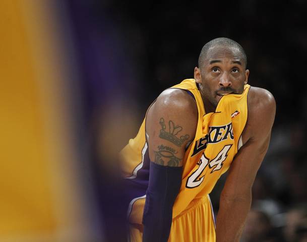 NBA: Kobe Bryant podría no ver un campeonato más en el resto de su carrera ya que los Lakers no podrá firmar agentes libres de primera como en el pasado: Kobe+loss