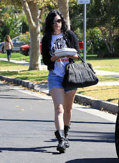 Rumer Willis carrying the levtovers