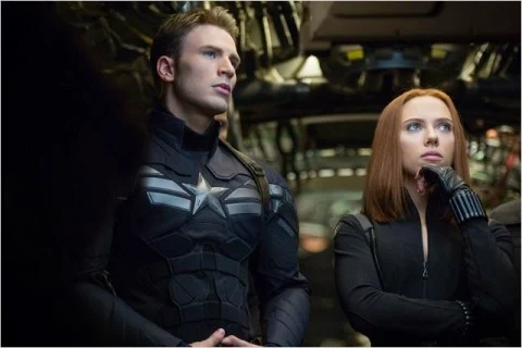 ROGERS (CHRIS EVANS) Y ROMANOFF (SCARLETT JOHANSSON)