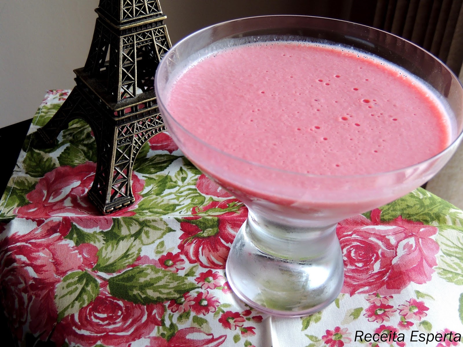 MOUSSE DE GELATINA DE MORANGO - Priscila Schulz | RECEITA ESPERTA