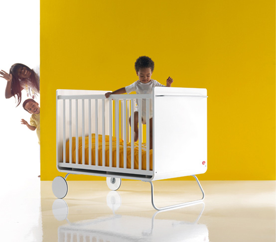 Кровать для новорожденного ребенка легкая и на колесиках а когда ребенок вырастит, кровать послужит столиком для игр и занятий
