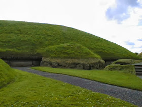 тумулус Ирландии, предположительно построен кельтами около 6000 лет тому назад