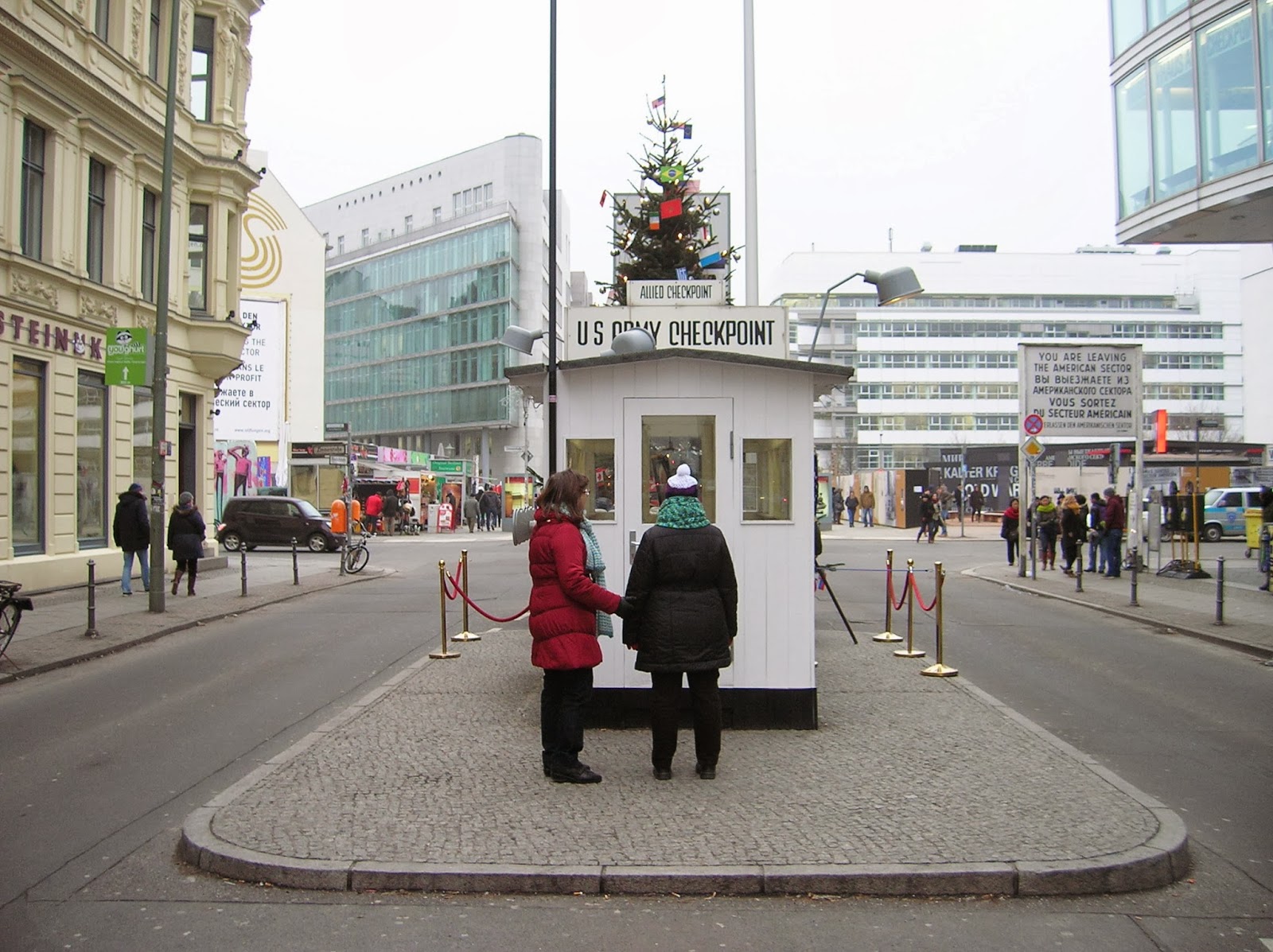 Checkpoint Charlie, Berlín (Alemania) Checkpoint Charlie, Berlin, Alemania, round the world, La vuelta al mundo de Asun y Ricardo, mundoporlibre.com