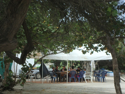 grupo jogando baralho