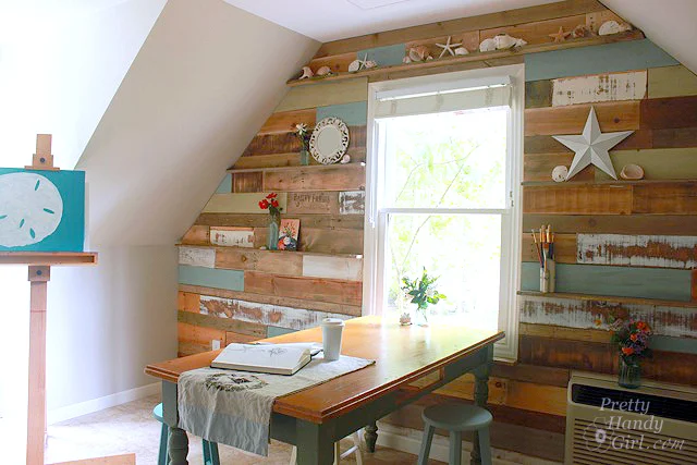 Pallet wood feature wall by Pretty Handy Girl via I Love That Junk