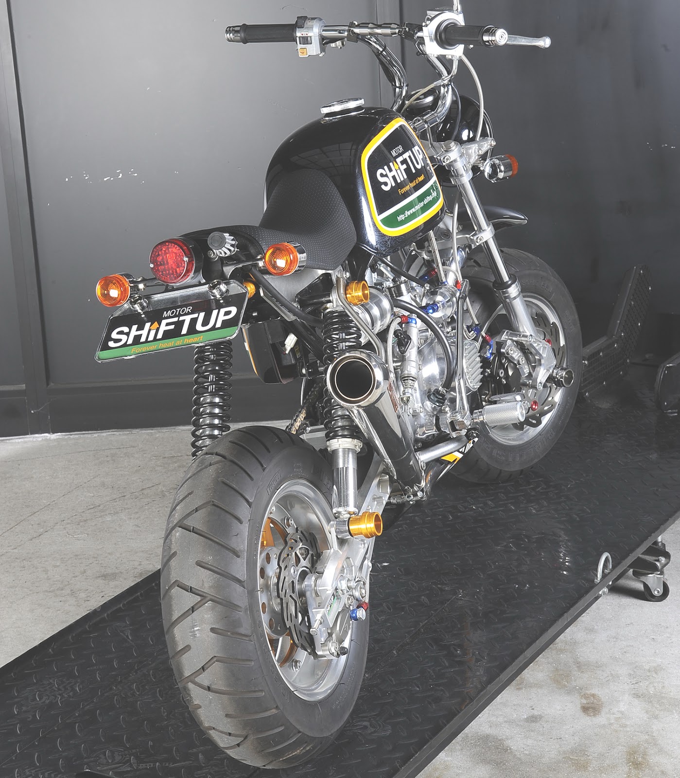 SHIFTUP リアショック Type-1 330mm メッキ/ブラック 2本入 MOTOR