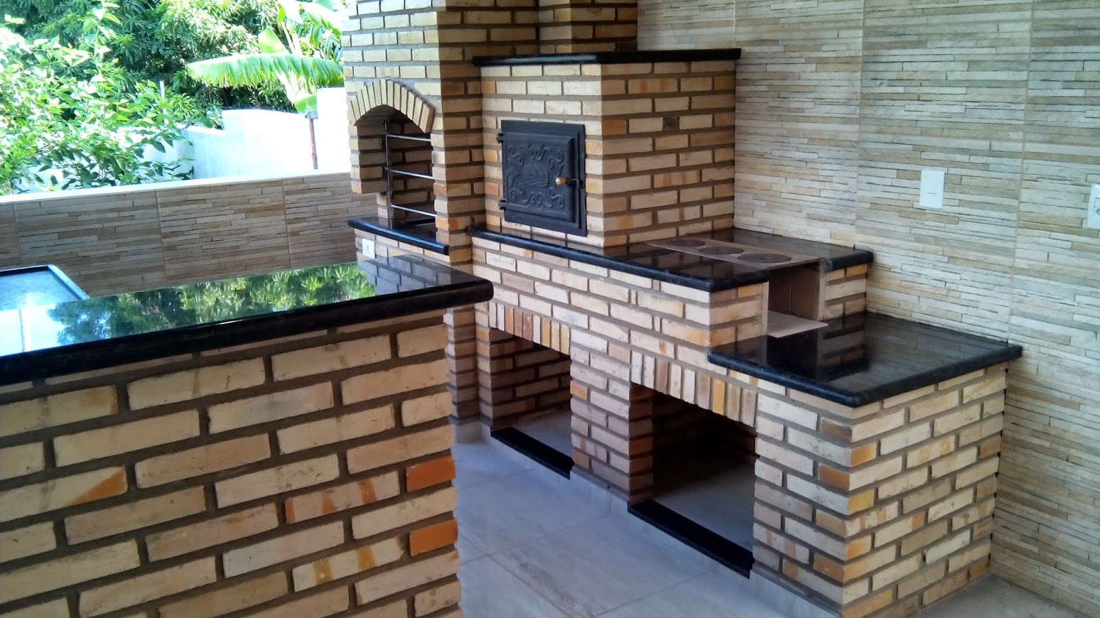 #47844D Churrasqueira conjugada 3x1 (churrasqueira forno fogão a lenha): 1600x900 px Projeto De Cozinha Com Fogao A Lenha E Churrasqueira #2833 imagens