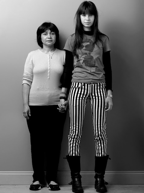 Проникновенные черно-белые портреты моделей и их матерей