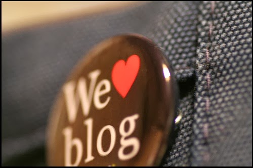 Imagem: Frase 'Nós amamos blog' em um broche