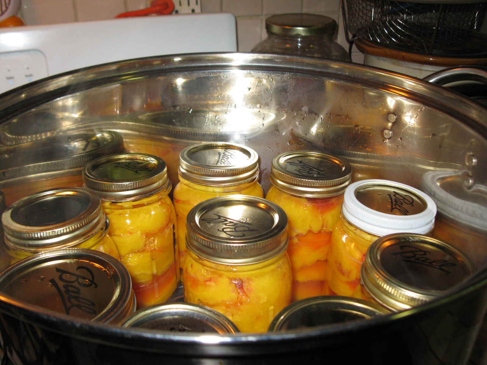 Simply Homemaking Canning Peaches is Easy! (No Sugar.)