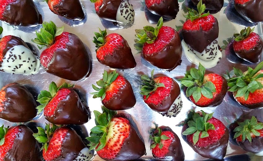 Napa Farmhouse 1885™ White & Dark Chocolate Dipped Strawberries