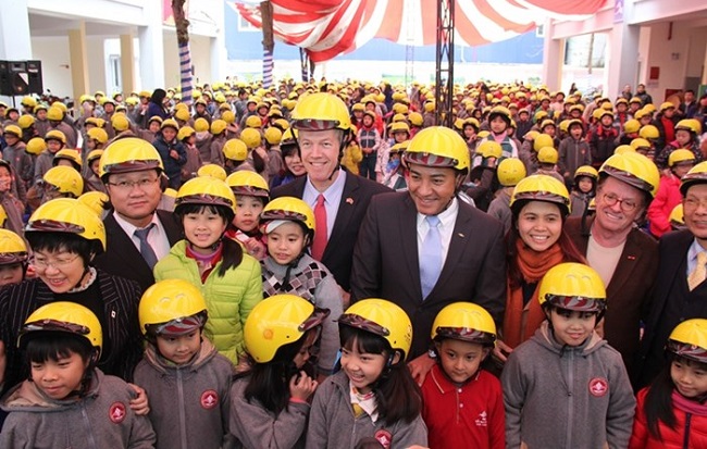 GM tặng 1.000 mũ bảo hiểm cho học sinh Hà Nội