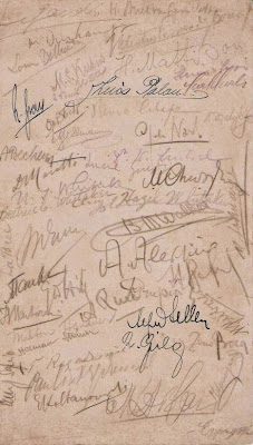 Firmas de muchos de los ajedrecistas participantes en la Olimpíada de Ajedrez de La Haya de 1928